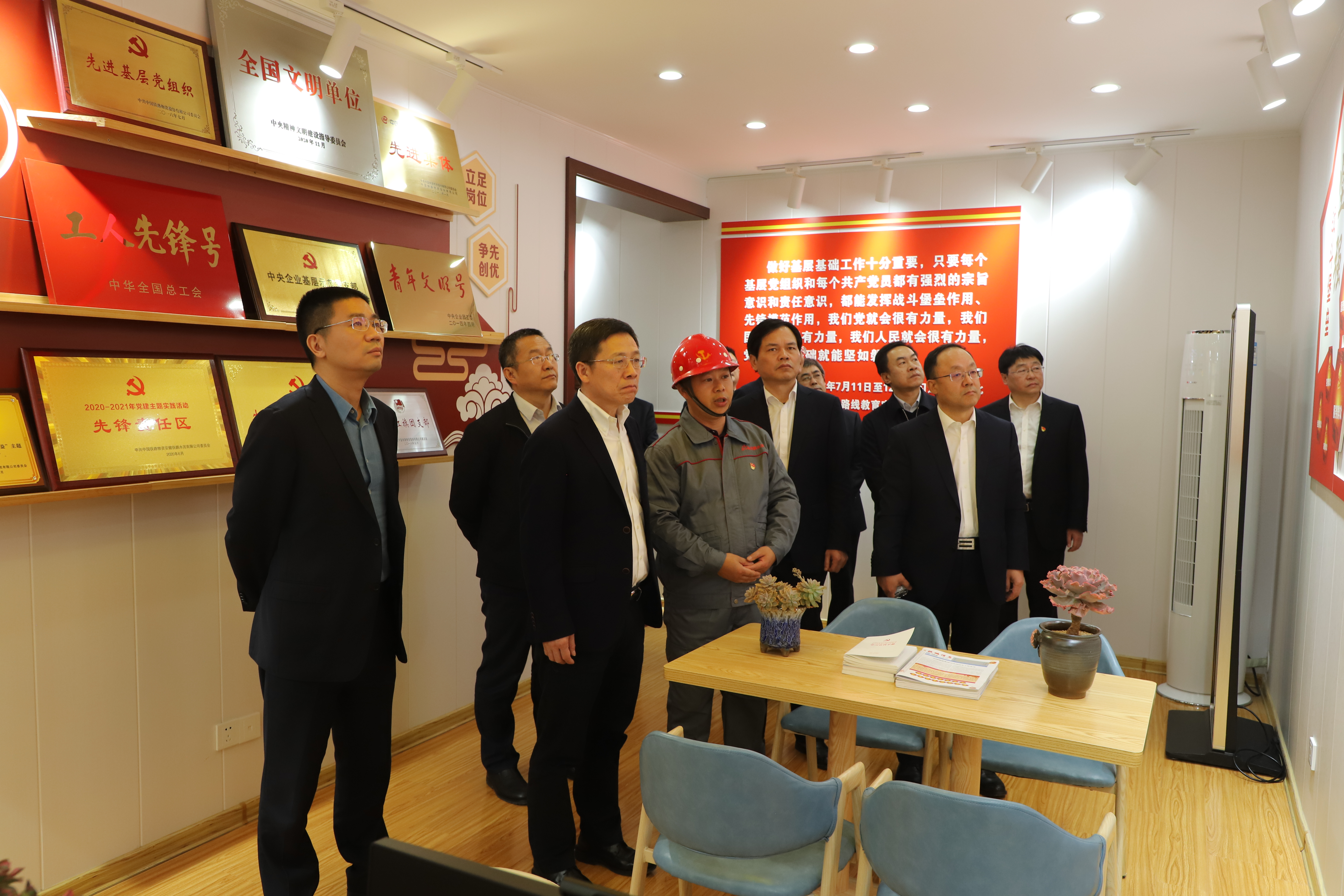 中國物流集團黨委書記、董事長李洪鳳一行蒞臨公司調研指導工作